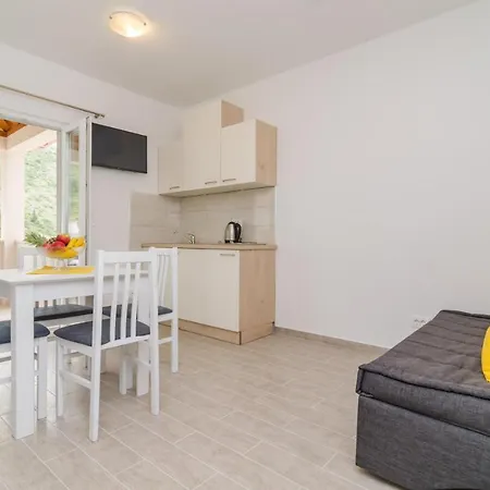 דירה Dadic - Comfort One Bedroom With Terrace And Sea V...